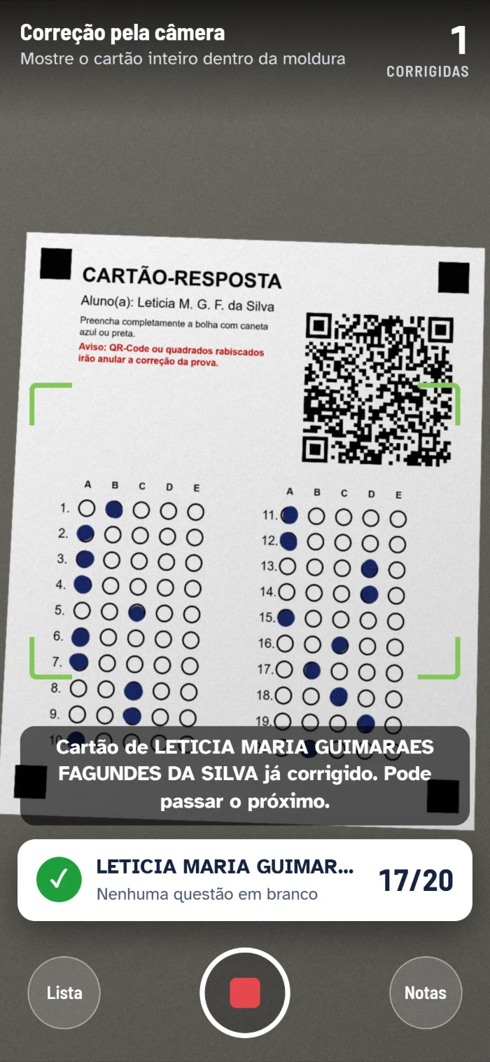 Celular lendo um cartão-resposta e mostrando a nota 17 de 20
